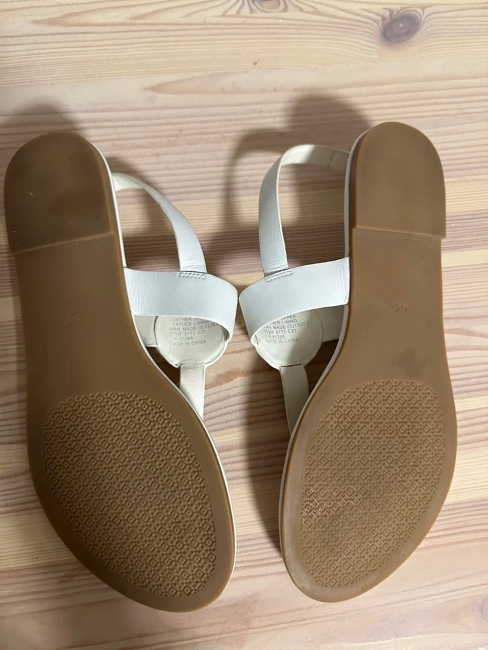 Tory Burch White Leather Logo Thong Sandals with Gold  Emblem size 6.5 - Picture 2 of 9